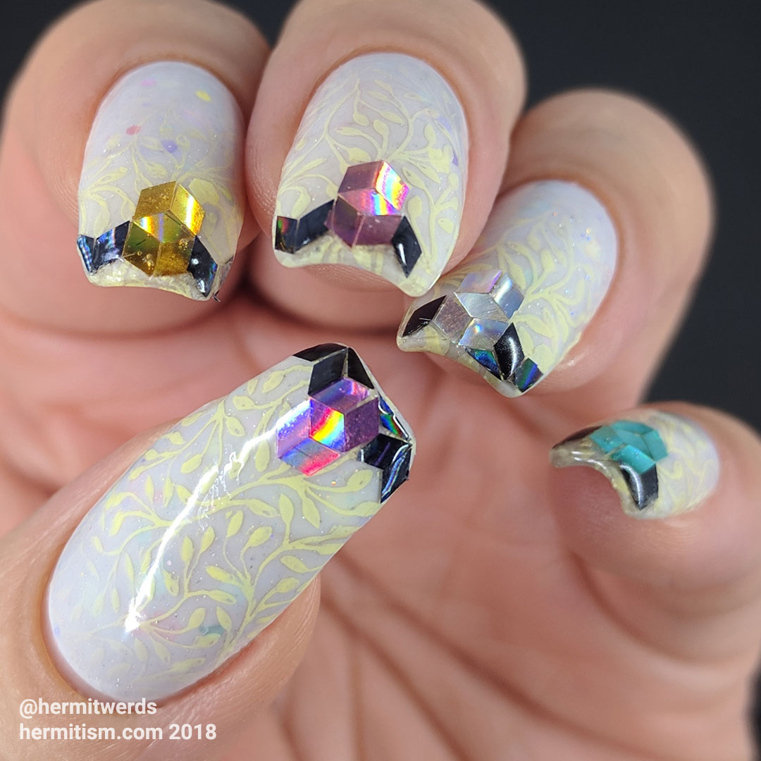 Rhombus French Tip - after 24 hours - Hermit Werds - grey crelly with soft gradient stamp and french tips made of rhombus sequins